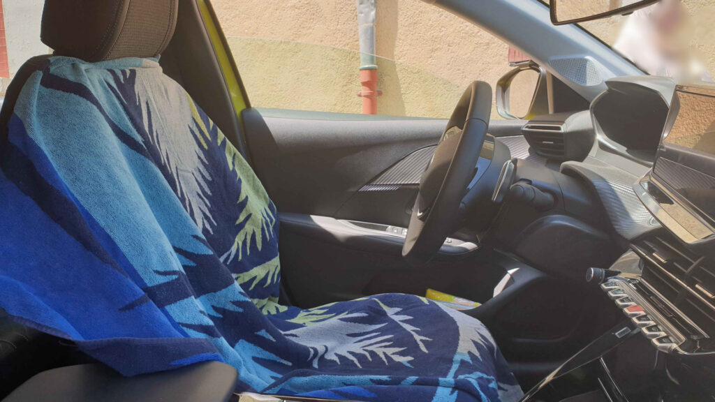 Serviette de plage sur siège conducteur