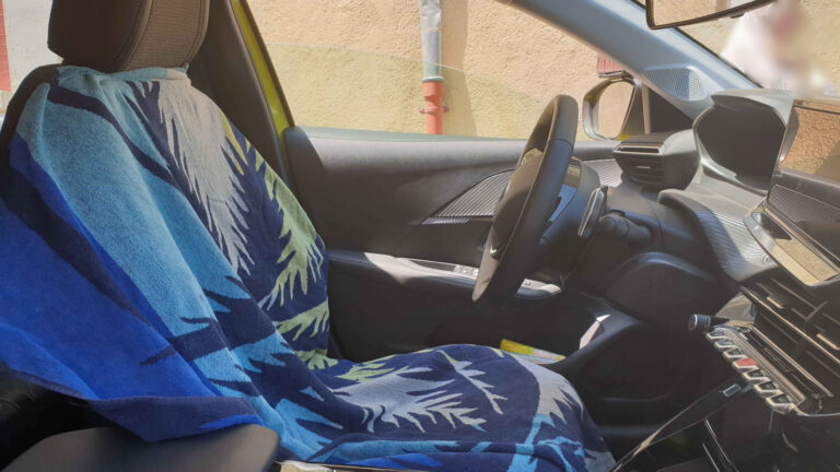 Serviette de plage sur siège conducteur